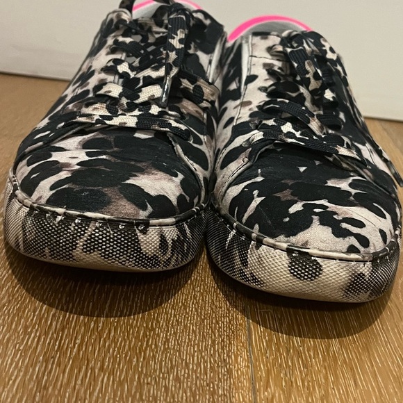 Gently worn Kenneth Cole Kam Eo Sneaker women’s size 8.5 - Picture 3 of 11